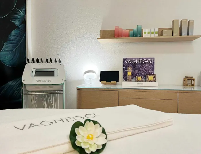 Cabine de soin : appareil Lipo Sinergy et serviette brodée VAGHEGGI