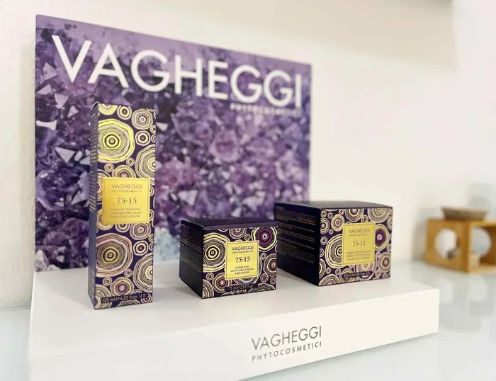 Les produits de la gamme VAGHEGGI 75.15 devant une affiche violette