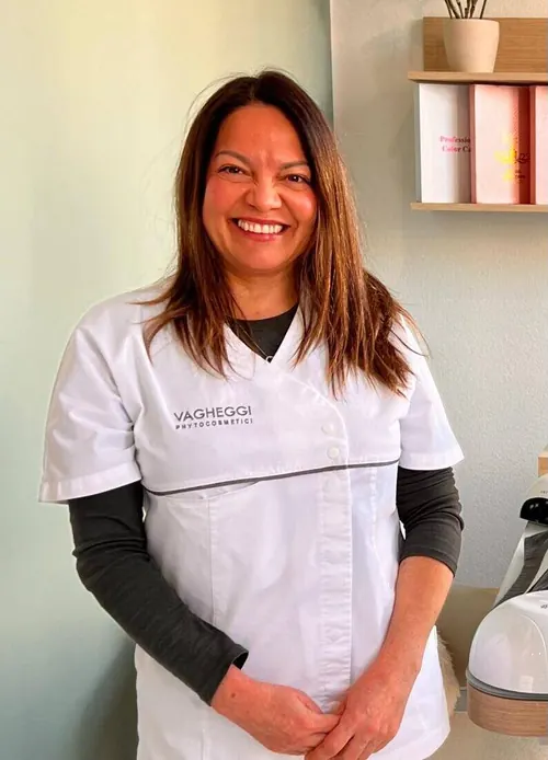 Portrait de Yorelys, souriante, en tenue VAGHEGGI